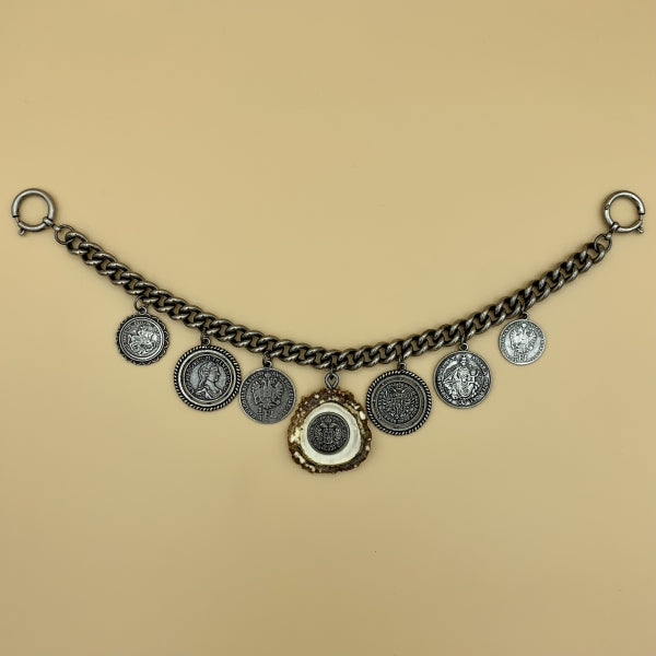 Münz-Charivari „Benedikt“ in Altsilber-Optik mit Hornrose