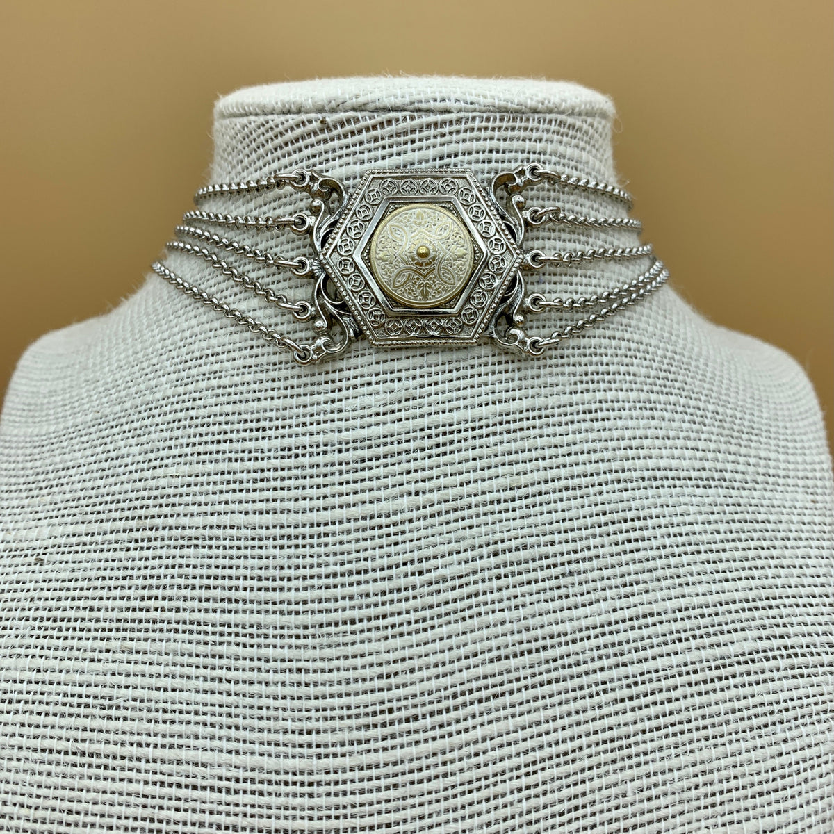 Kropfkette „Helene“ mit fünf Reihen und Mittelteil in Silber- und Goldtönen