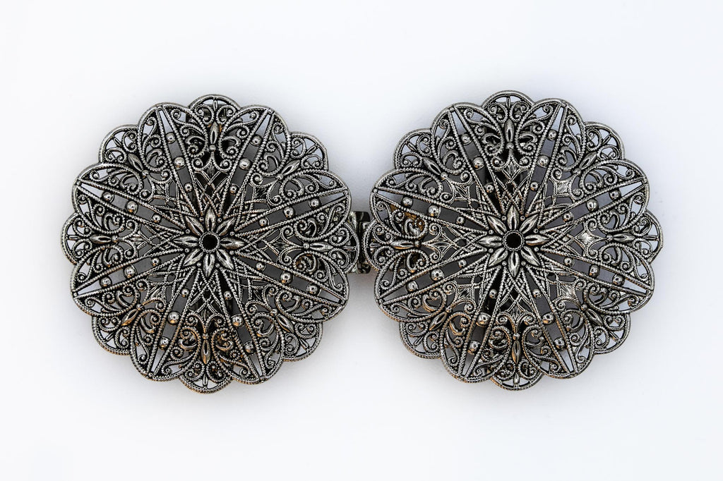 Große filigrane Schürzenschließe „37“ in Silber