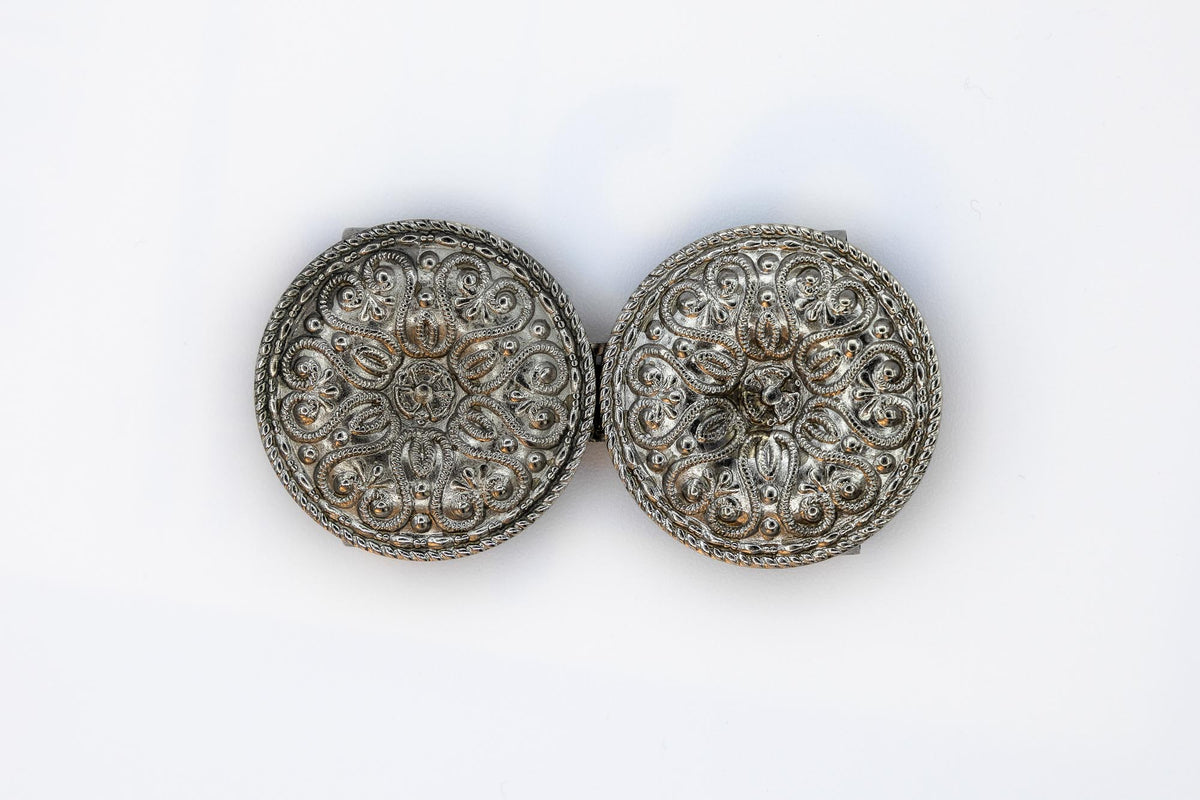 Filigrane Schürzenschließe „40“ in Silber