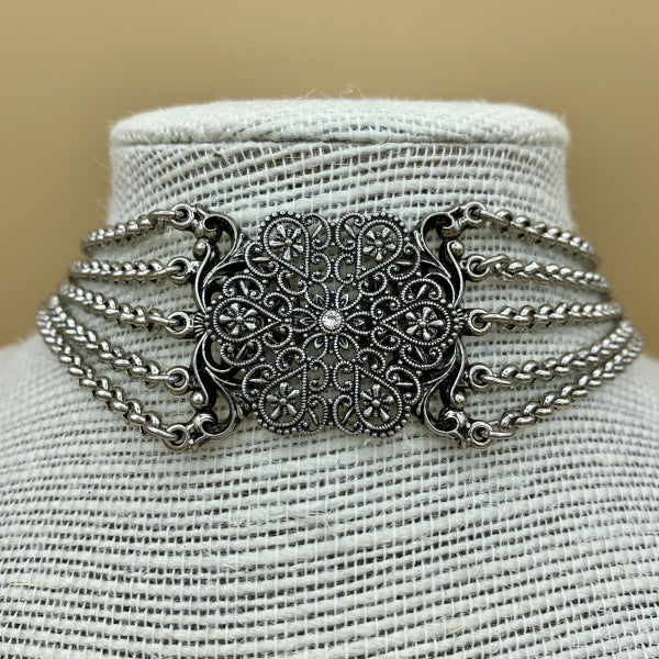 Kropfkette „Elisabeth“, fünfreihig mit floralem Mittelteil und Swarovski®-Kristall