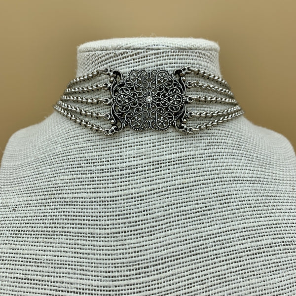 Kropfkette „Elisabeth“, fünfreihig mit floralem Mittelteil und Swarovski®-Kristall