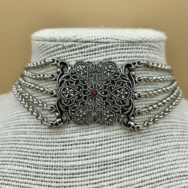 Kropfkette „Elisabeth“, fünfreihig mit floralem Mittelteil und Swarovski®-Kristall