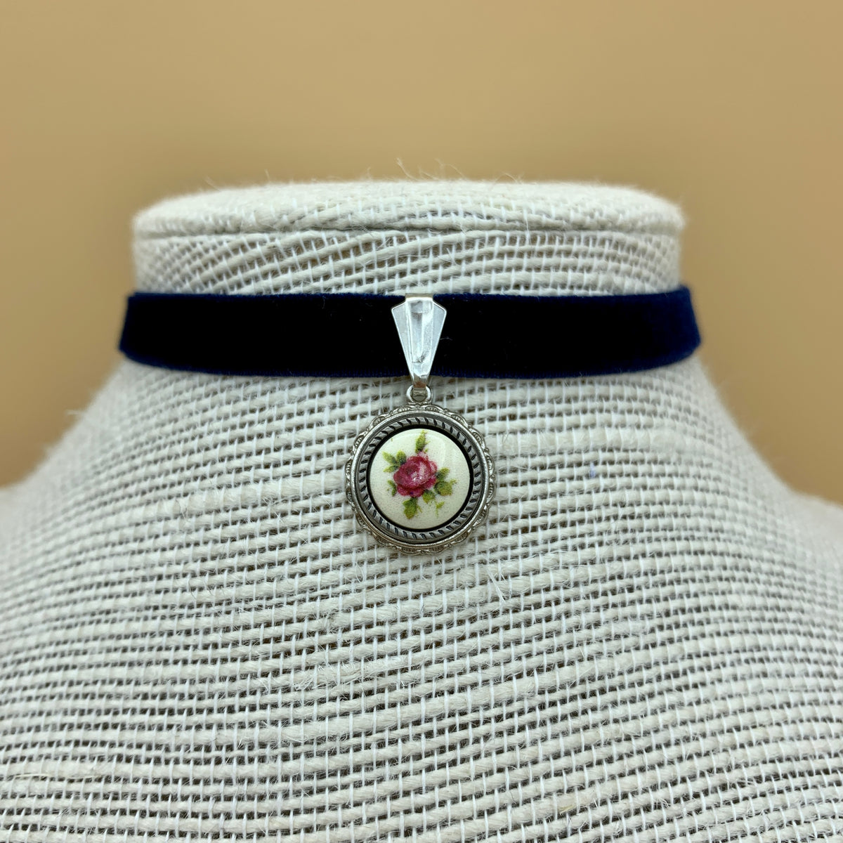 Samtband-Collier „Fabienne“ mit Blumenanhänger am Samtband