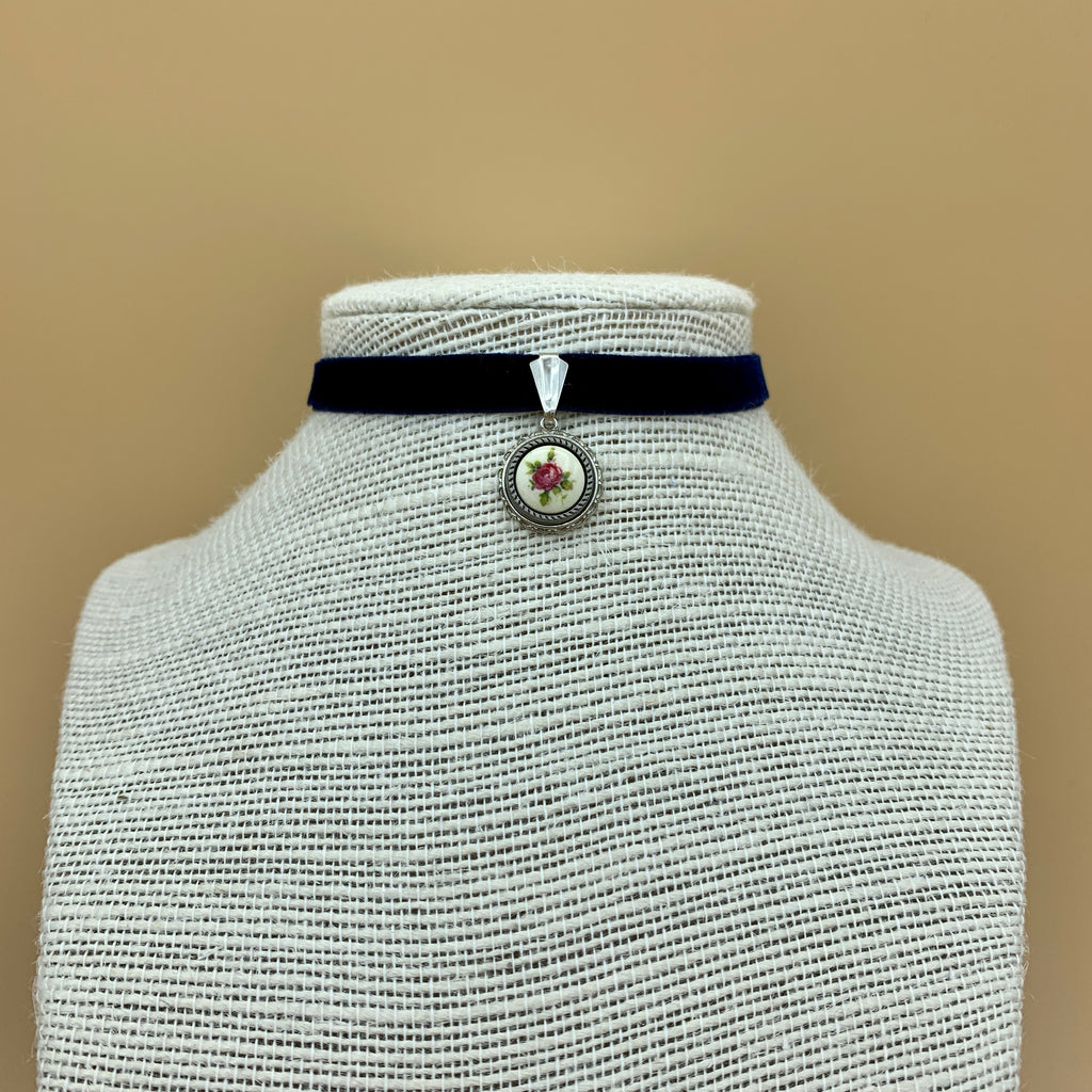 Samtband-Collier „Fabienne“ mit Blumenanhänger am Samtband
