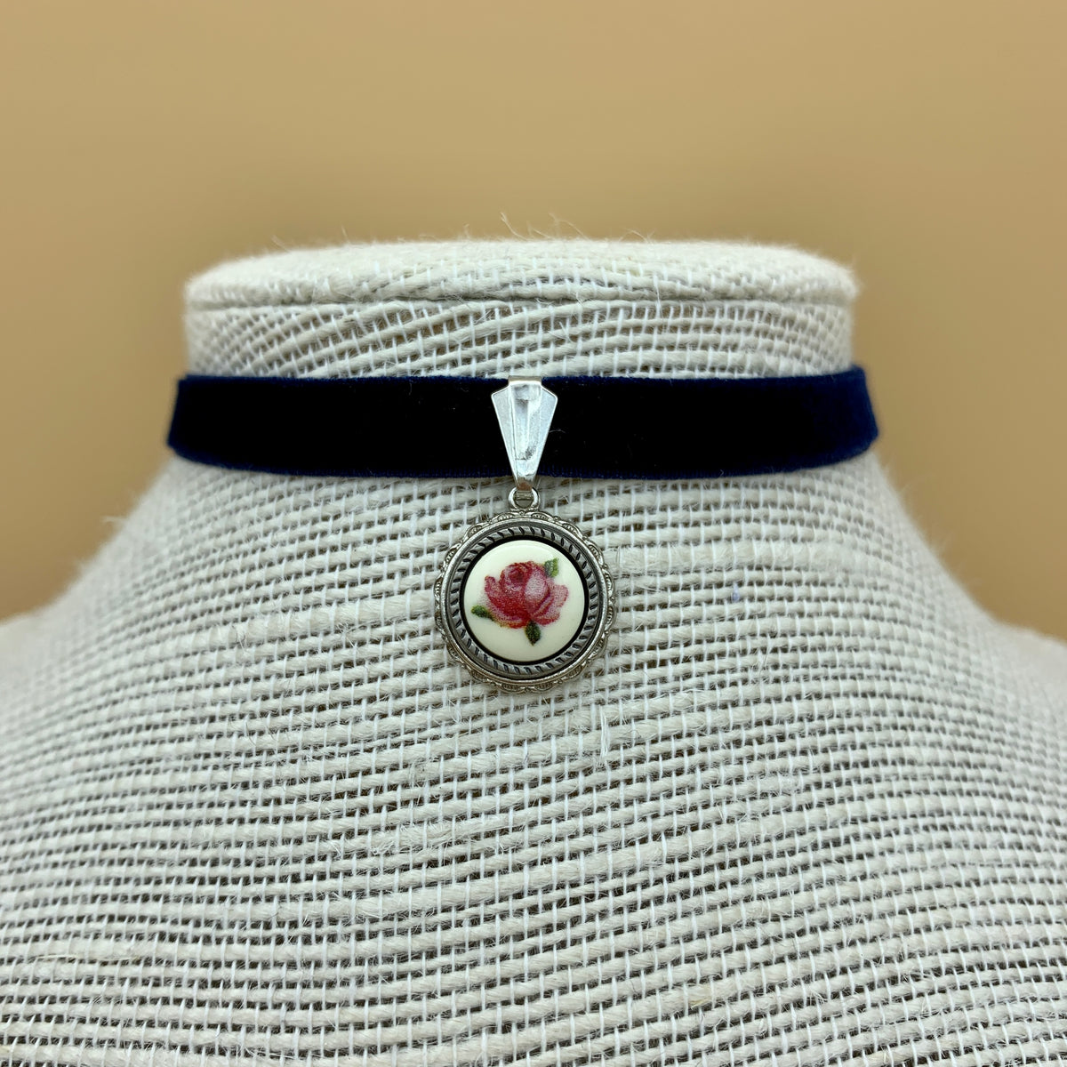 Samtband-Collier „Fabienne“ mit Blumenanhänger am Samtband