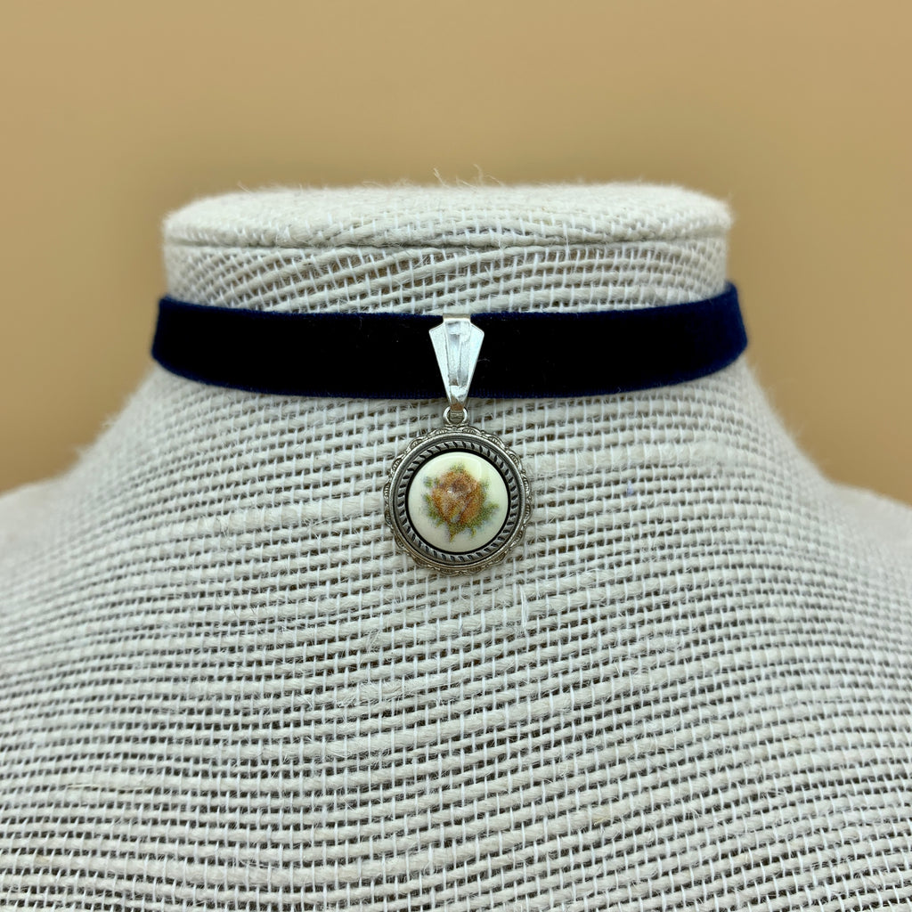 Samtband-Collier „Fabienne“ mit Blumenanhänger am Samtband