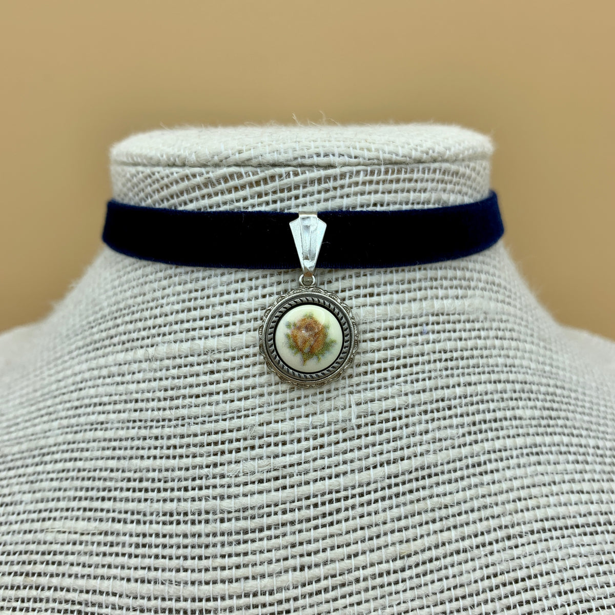 Samtband-Collier „Fabienne“ mit Blumenanhänger am Samtband