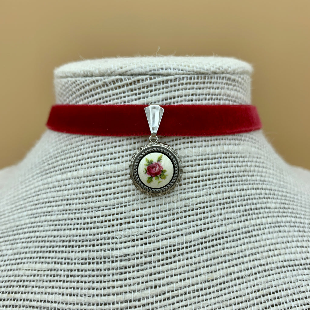 Samtband-Collier „Fabienne“ mit Blumenanhänger am Samtband