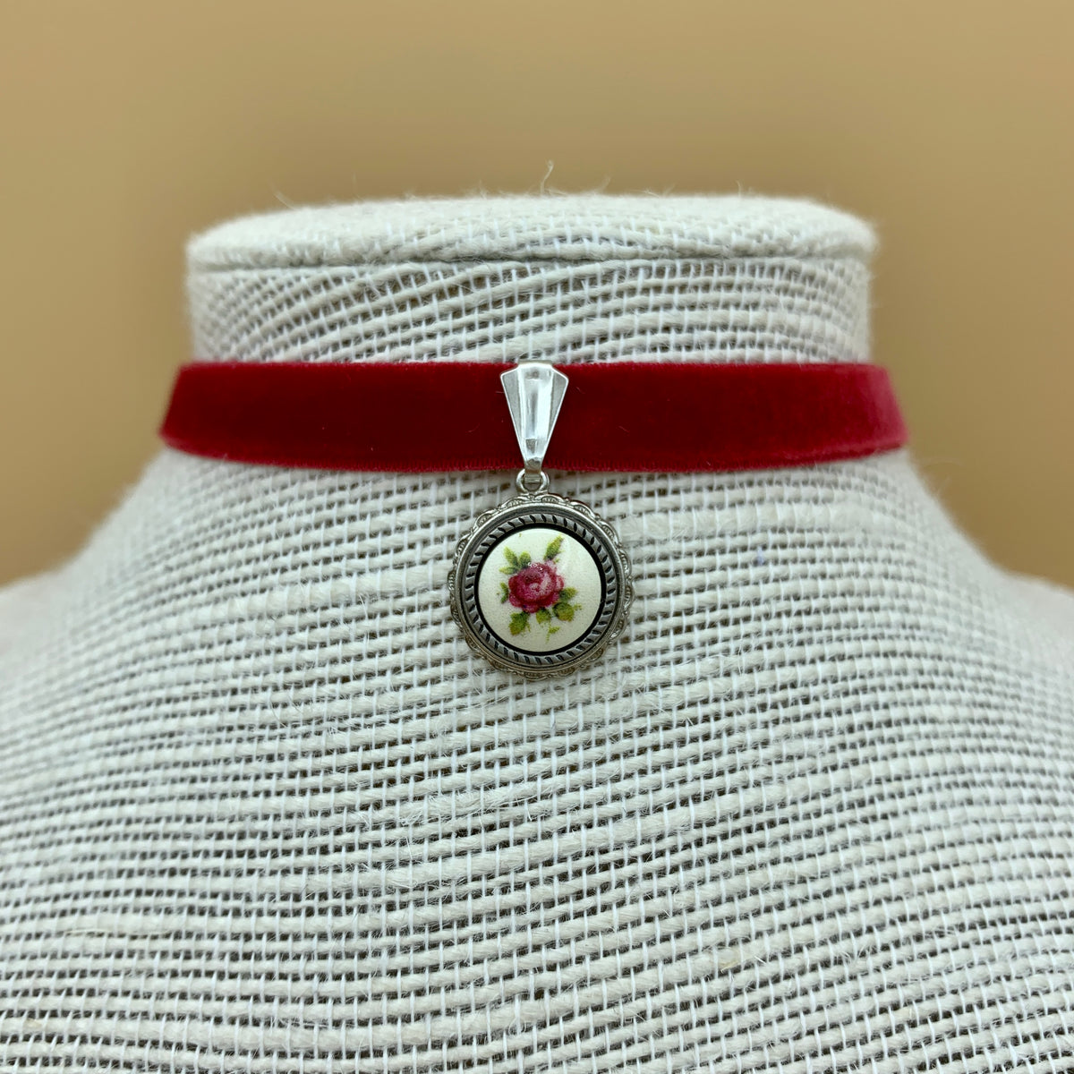 Samtband-Collier „Fabienne“ mit Blumenanhänger am Samtband