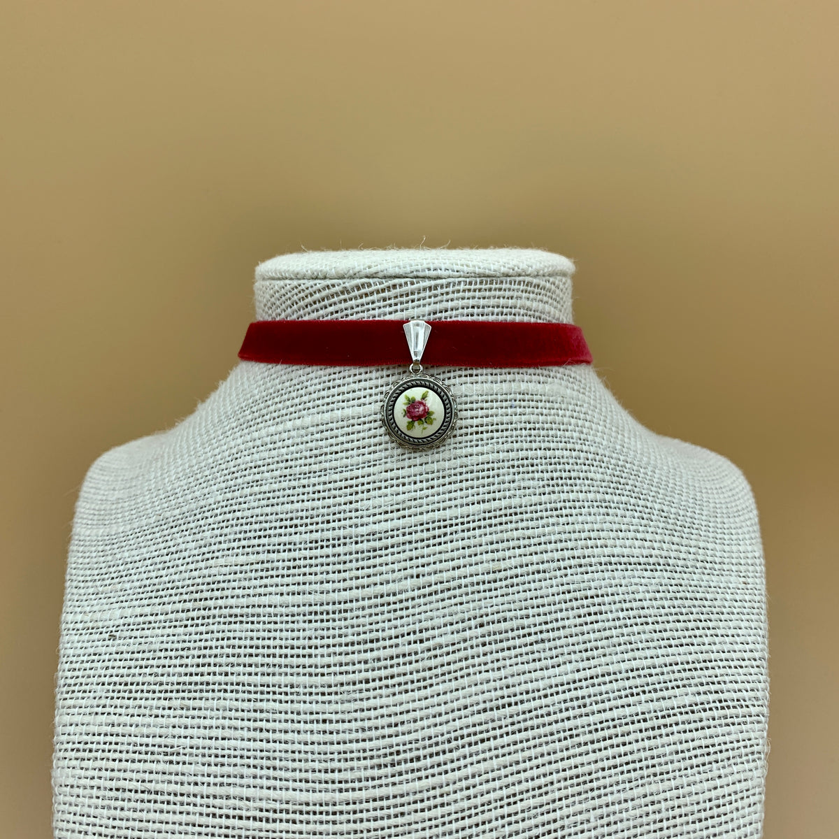 Samtband-Collier „Fabienne“ mit Blumenanhänger am Samtband