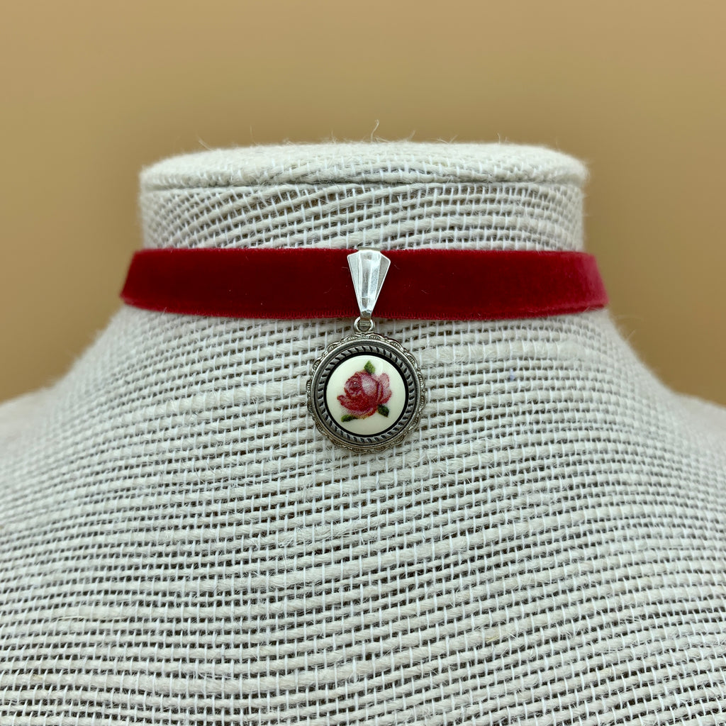 Samtband-Collier „Fabienne“ mit Blumenanhänger am Samtband
