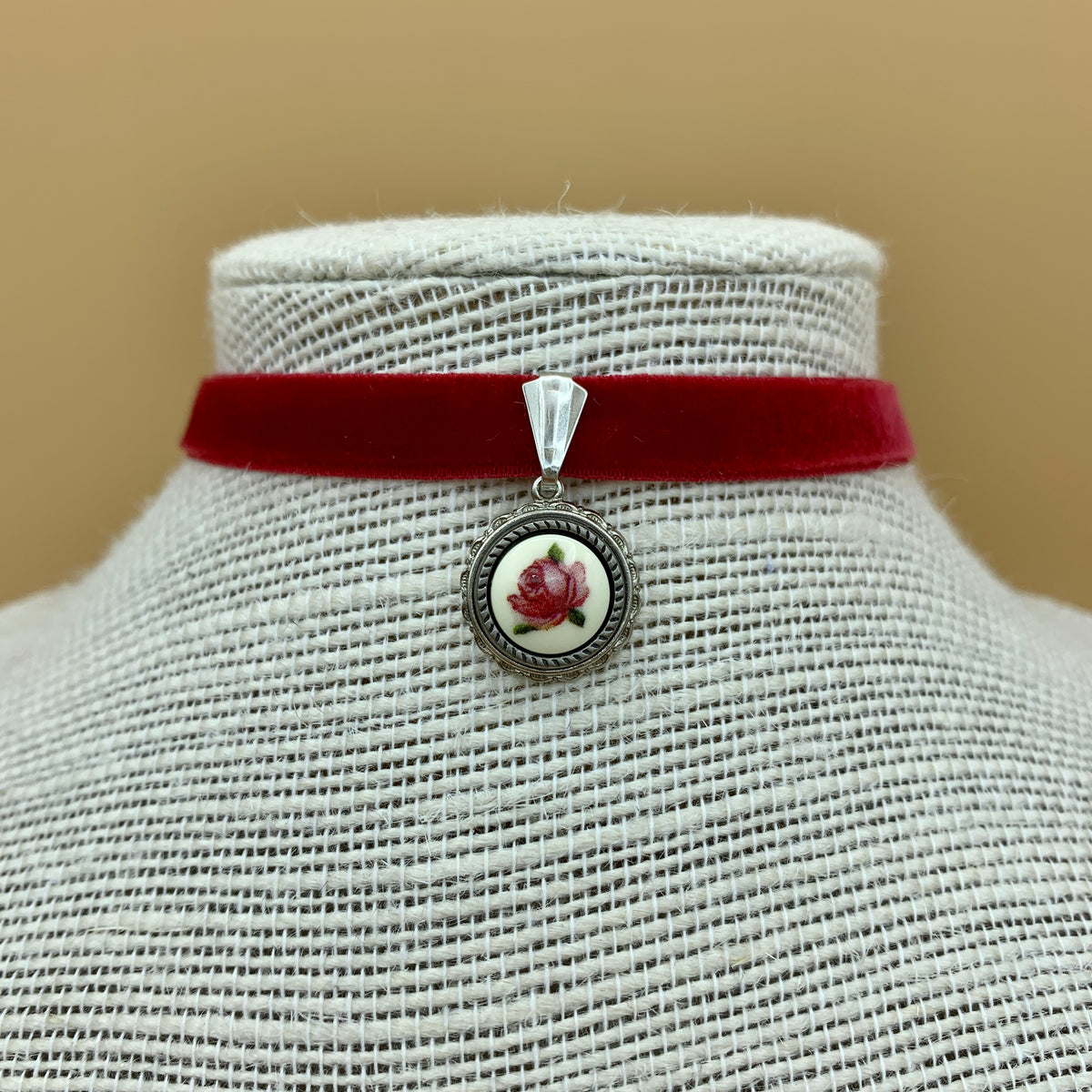 Samtband-Collier „Fabienne“ mit Blumenanhänger am Samtband