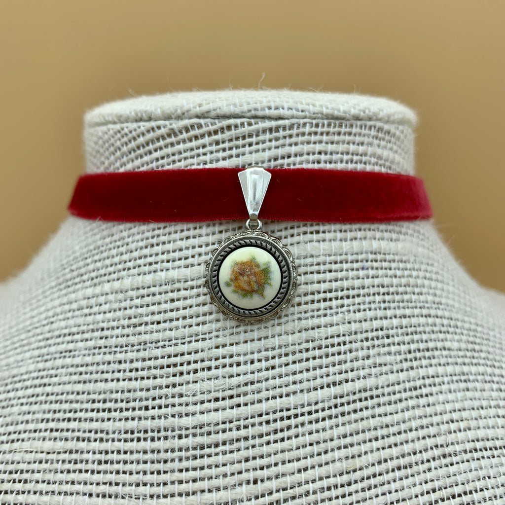 Samtband-Collier „Fabienne“ mit Blumenanhänger am Samtband
