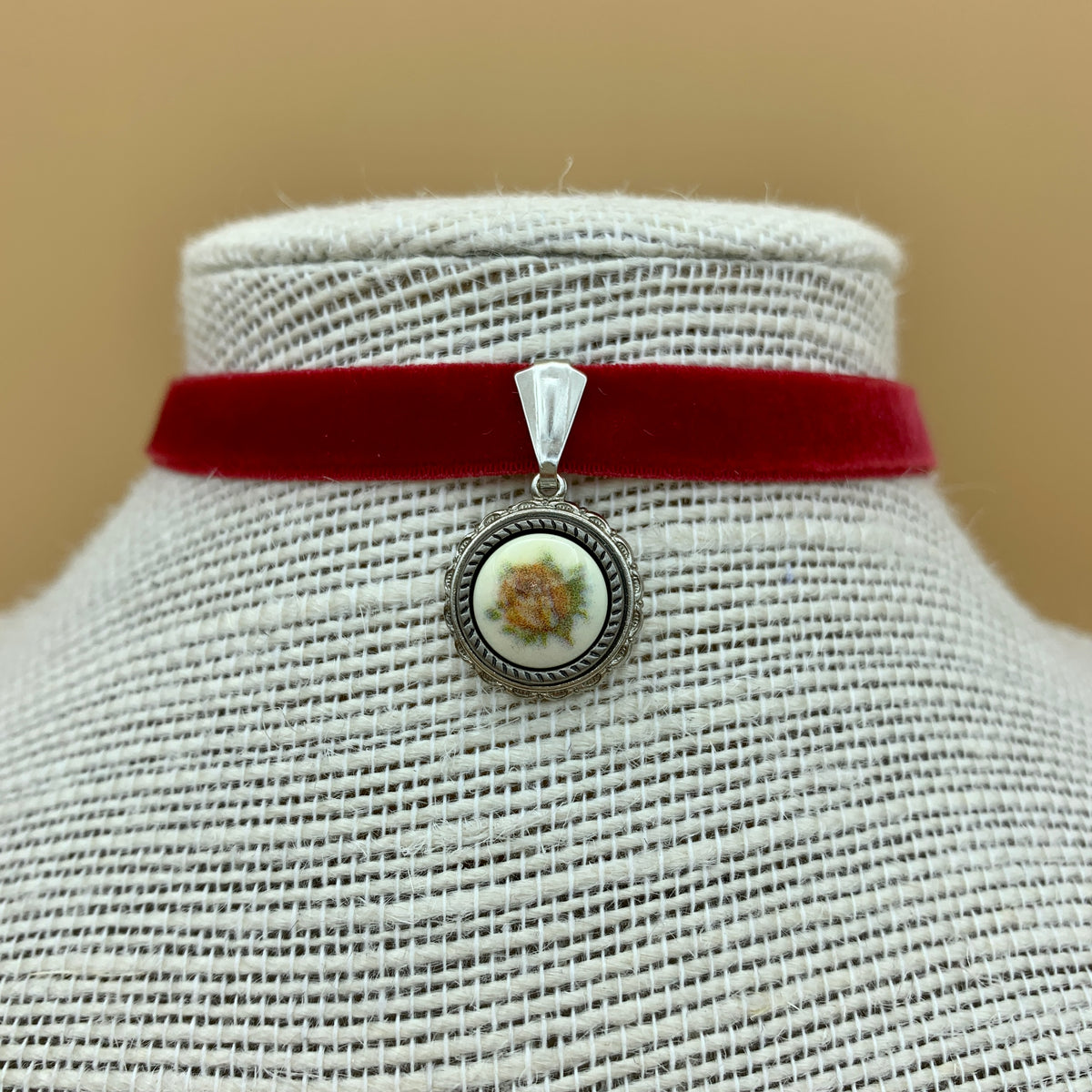 Samtband-Collier „Fabienne“ mit Blumenanhänger am Samtband