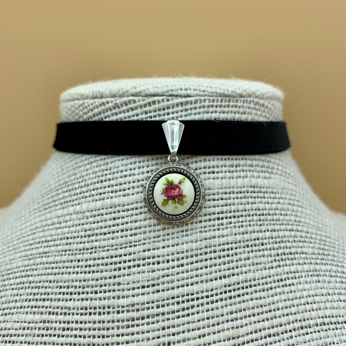 Samtband-Collier „Fabienne“ mit Blumenanhänger am Samtband
