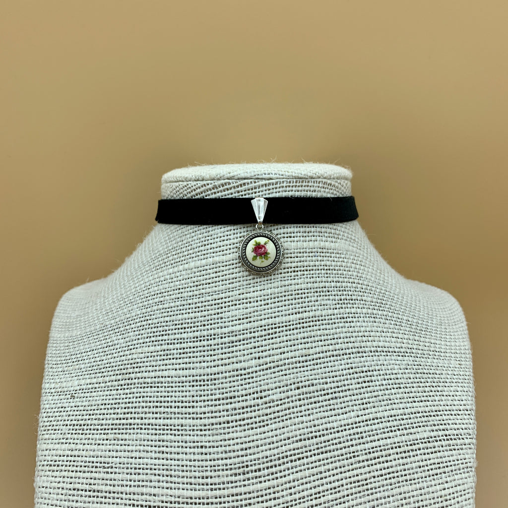 Samtband-Collier „Fabienne“ mit Blumenanhänger am Samtband