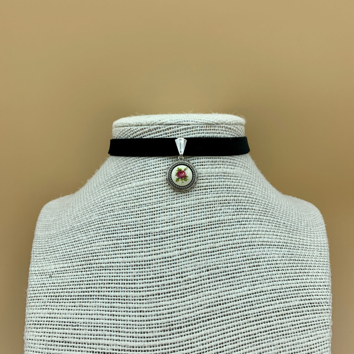 Samtband-Collier „Fabienne“ mit Blumenanhänger am Samtband