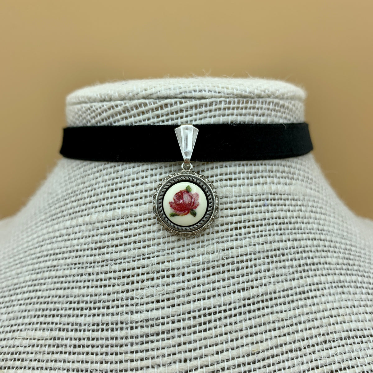 Samtband-Collier „Fabienne“ mit Blumenanhänger am Samtband