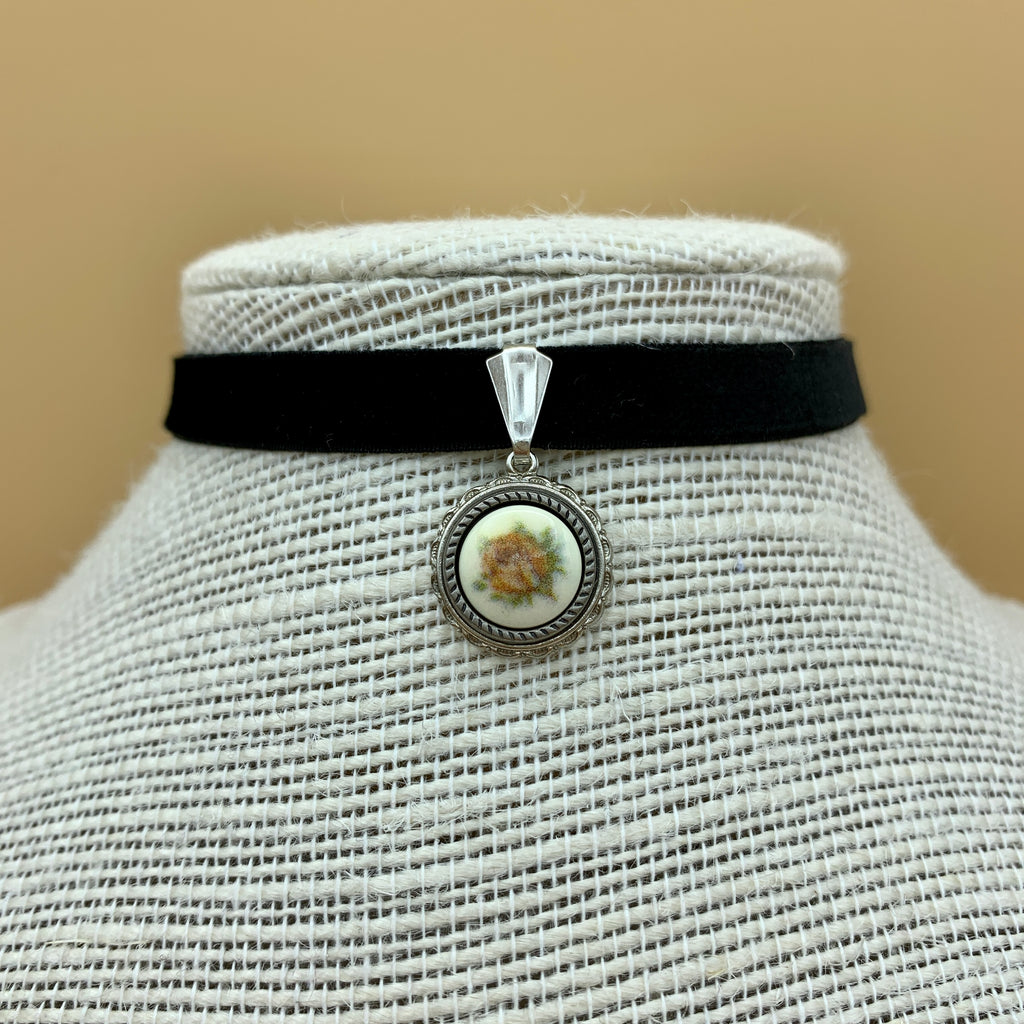 Samtband-Collier „Fabienne“ mit Blumenanhänger am Samtband