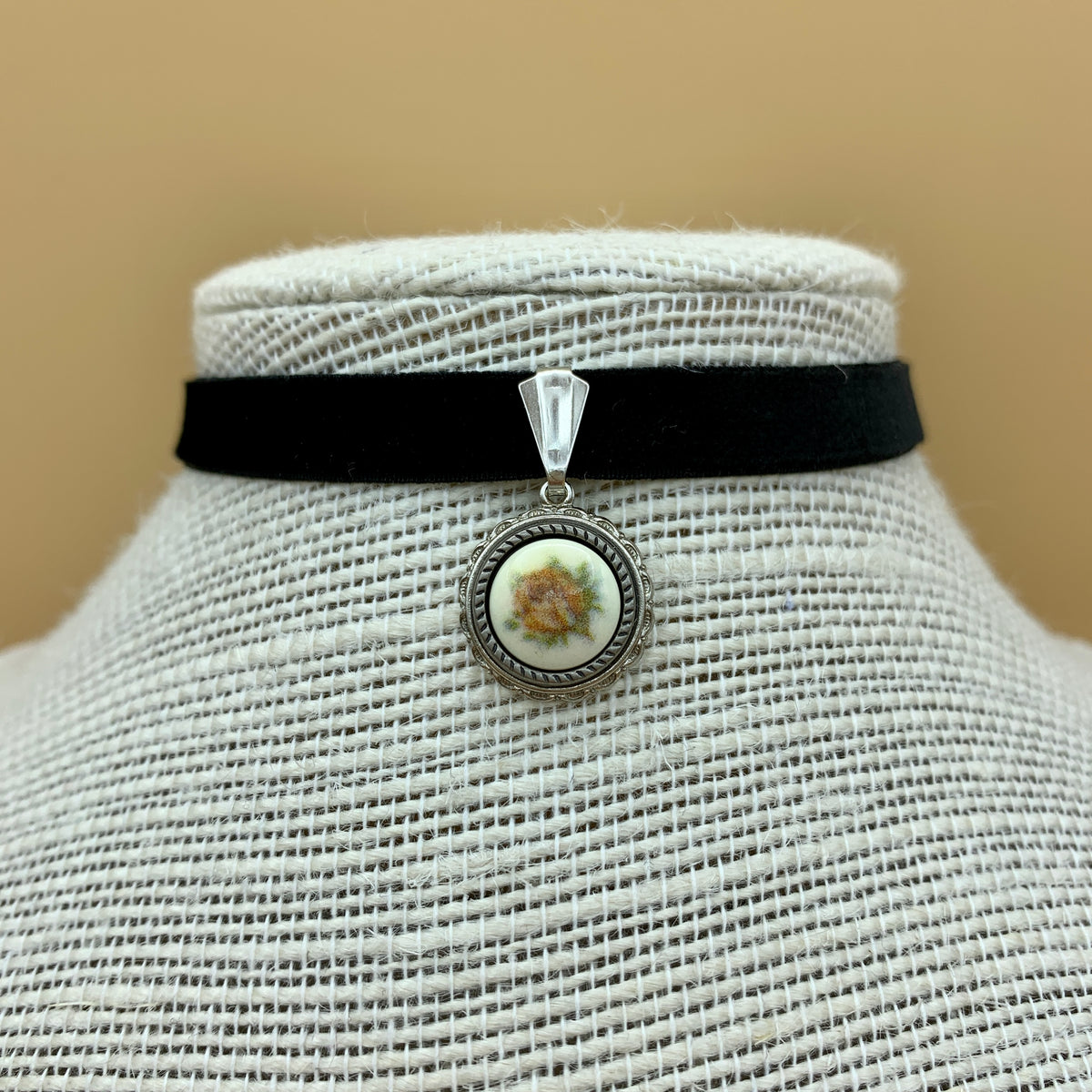 Samtband-Collier „Fabienne“ mit Blumenanhänger am Samtband
