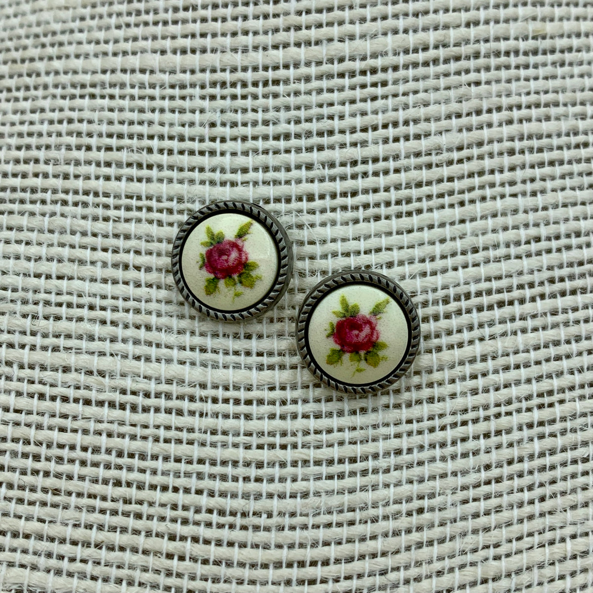 Ohrstecker „Fabienne“ mit Blumeneinlage in Metallfassung