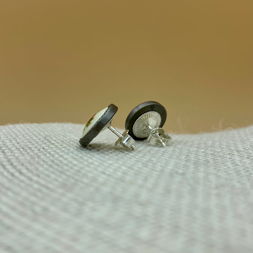 Ohrstecker „Fabienne“ mit Blumeneinlage in Metallfassung