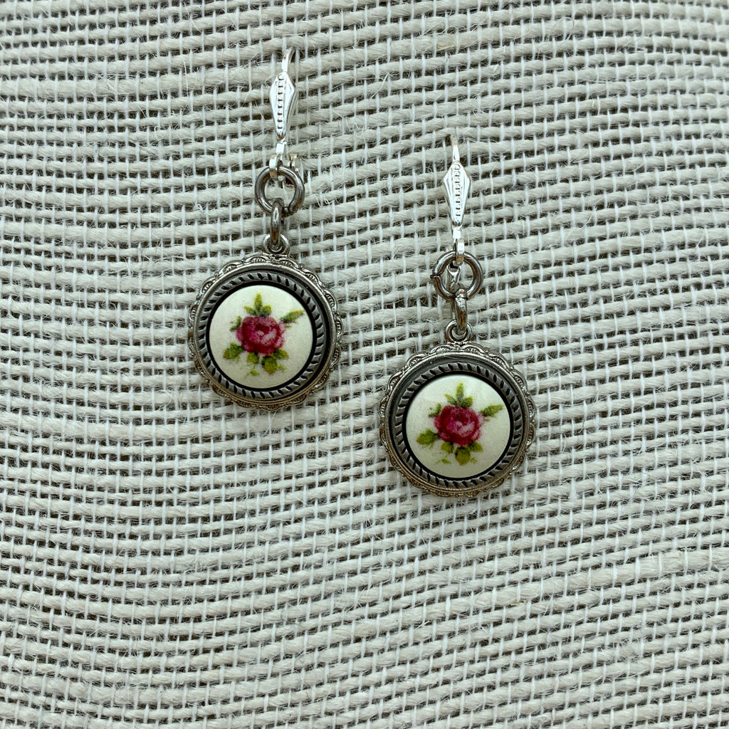 Hängende Ohrringe „Fabienne“ mit Blumeneinlage in Metallfassung