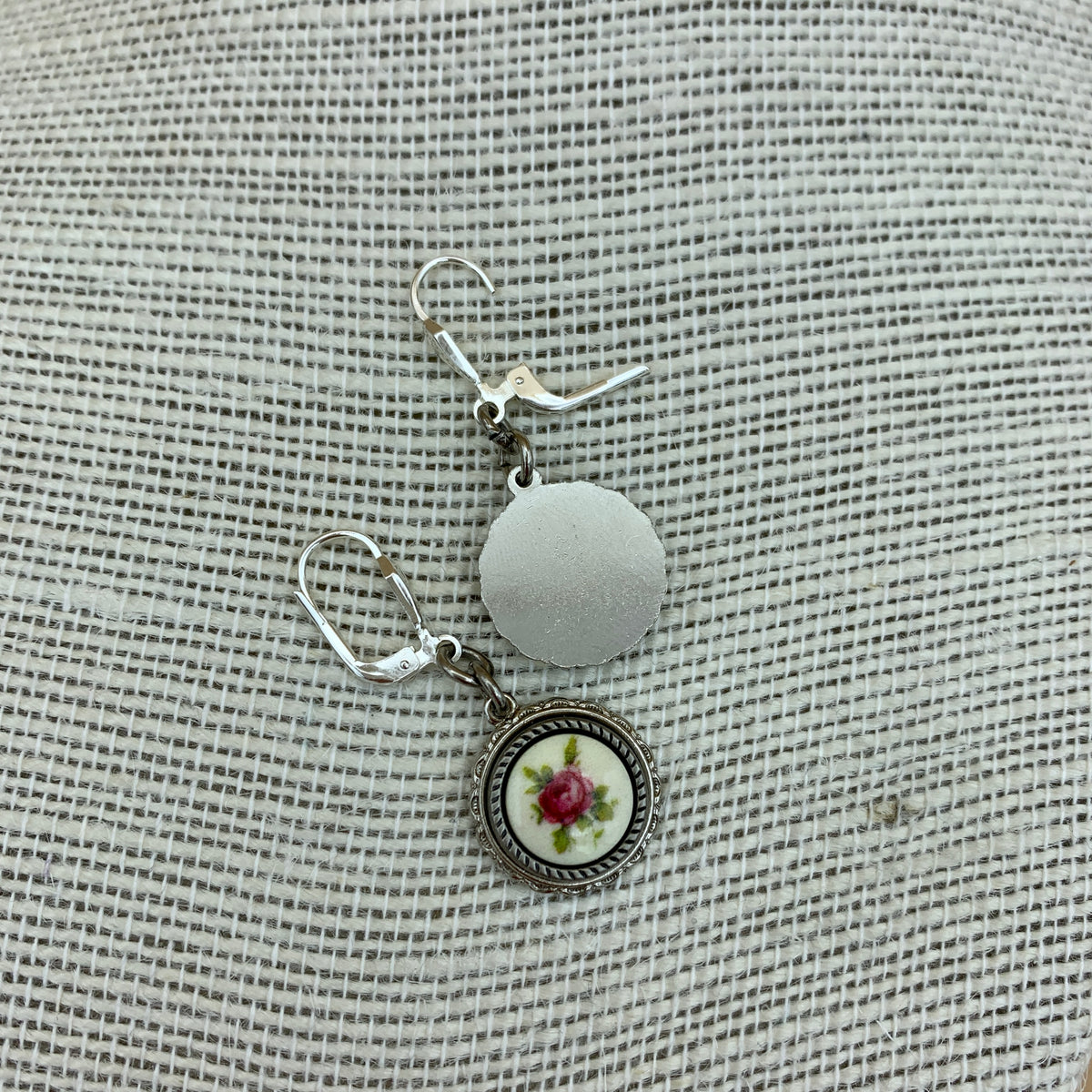 Hängende Ohrringe „Fabienne“ mit Blumeneinlage in Metallfassung