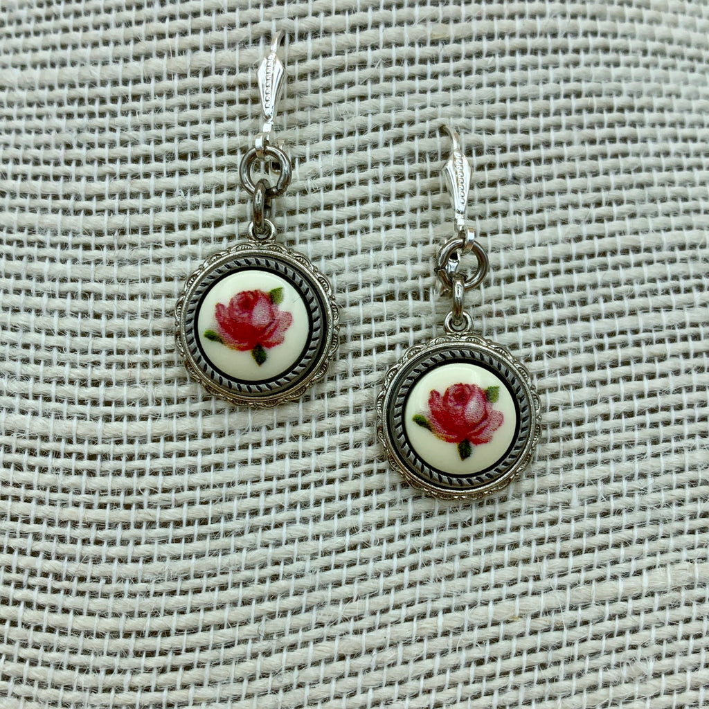 Hängende Ohrringe „Fabienne“ mit Blumeneinlage in Metallfassung