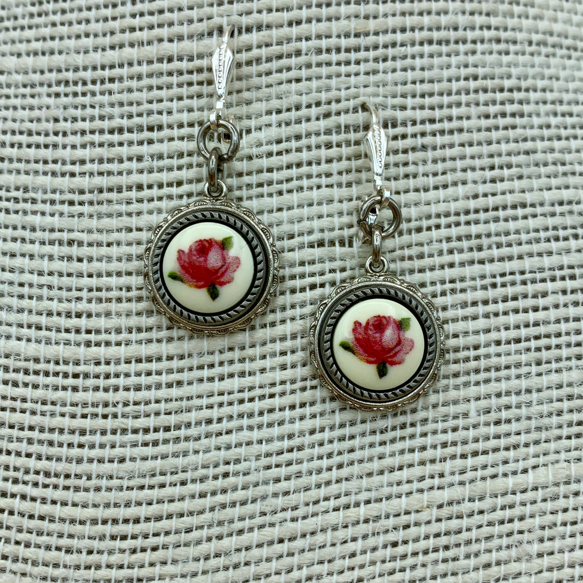 Hängende Ohrringe „Fabienne“ mit Blumeneinlage in Metallfassung