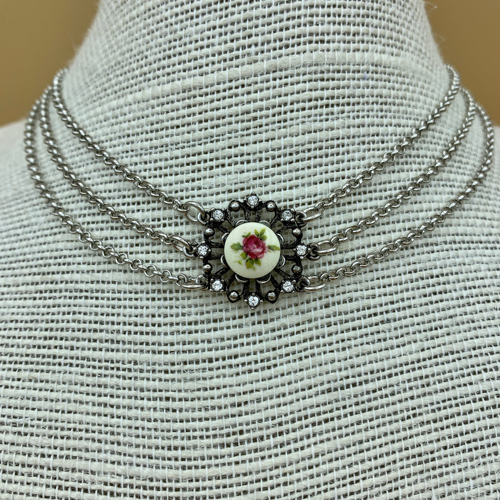 Collier „Fabienne“, dreireihige Kette mit Blumeneinlage und Swarovski®-Kristallen