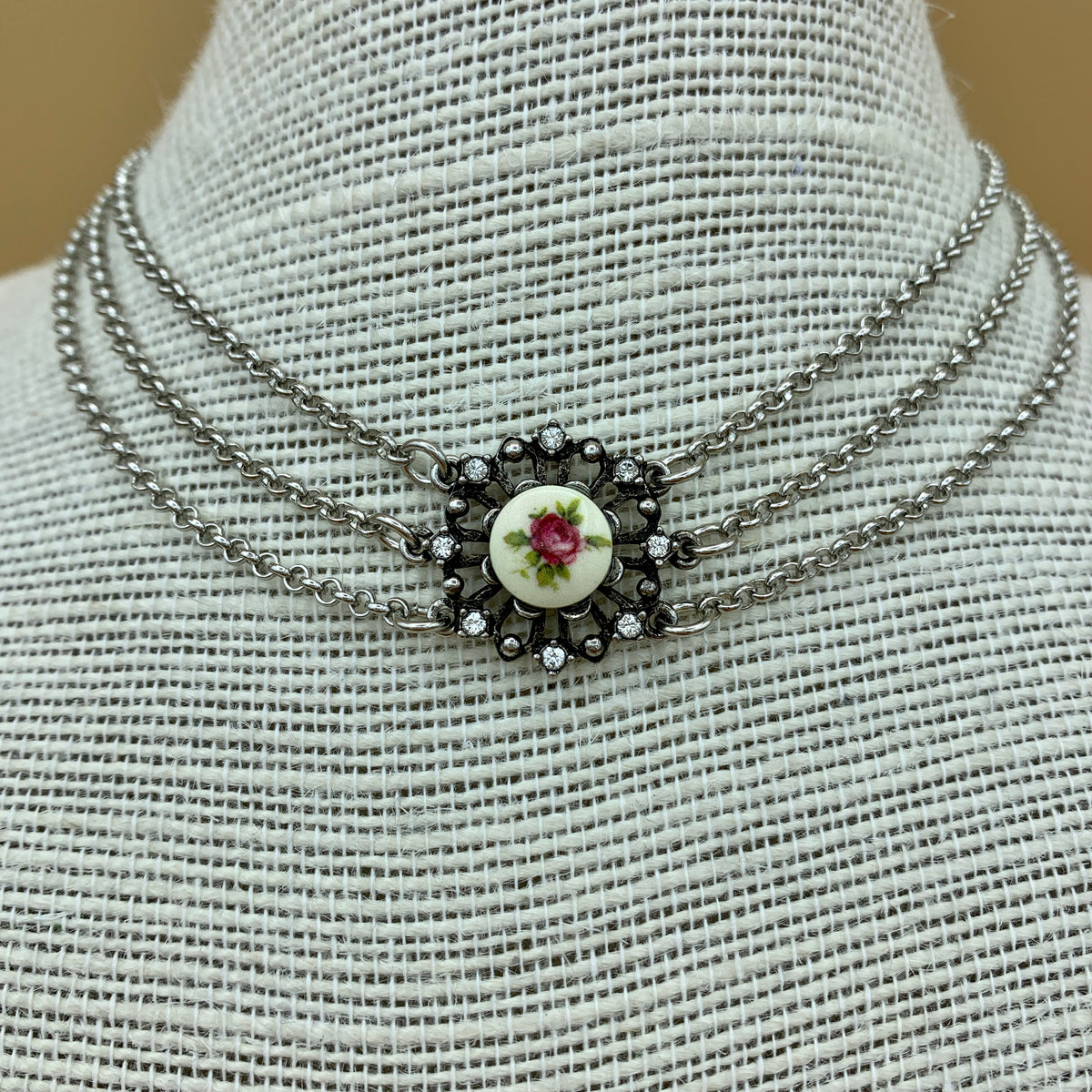 Collier „Fabienne“, dreireihige Kette mit Blumeneinlage und Swarovski®-Kristallen