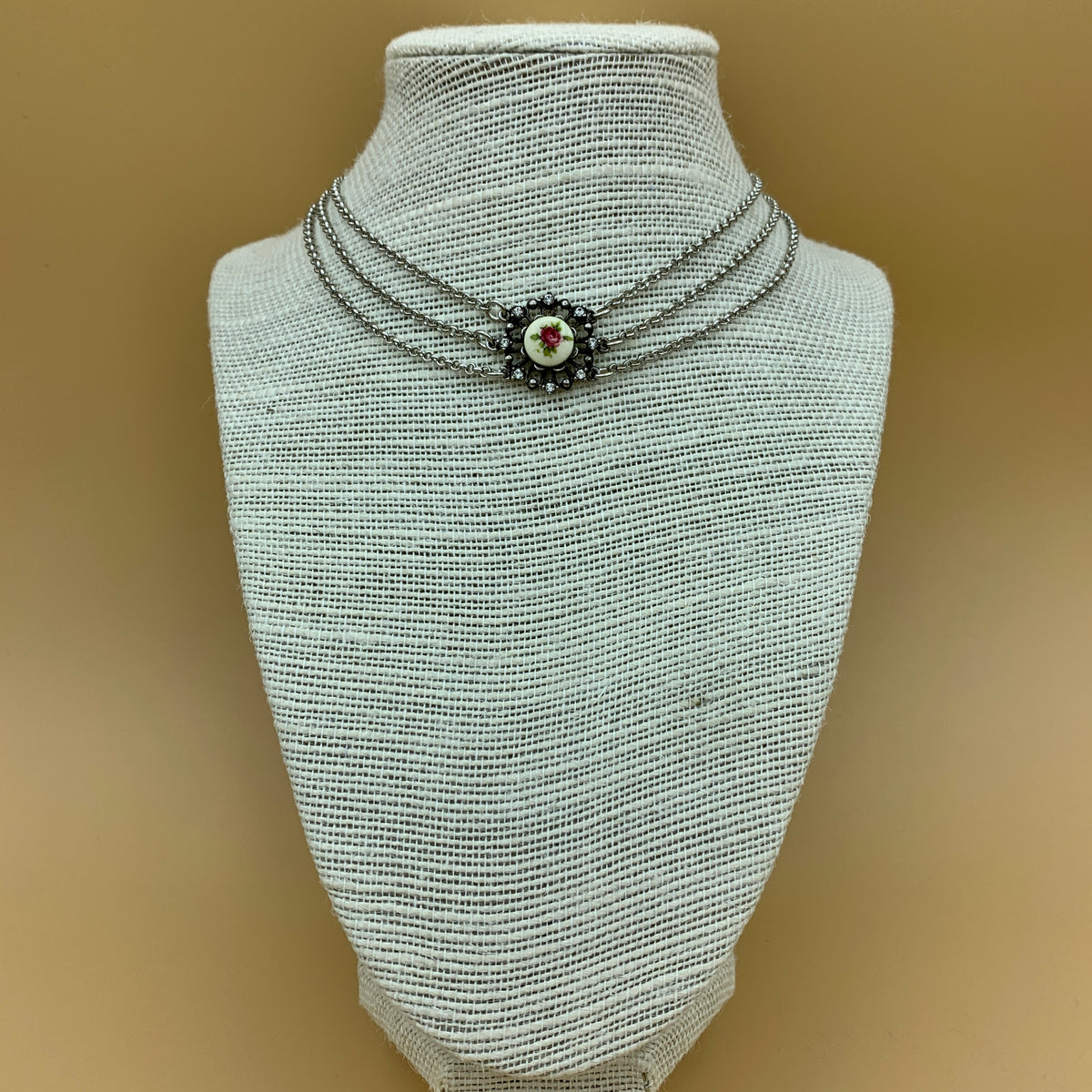 Collier „Fabienne“, dreireihige Kette mit Blumeneinlage und Swarovski®-Kristallen