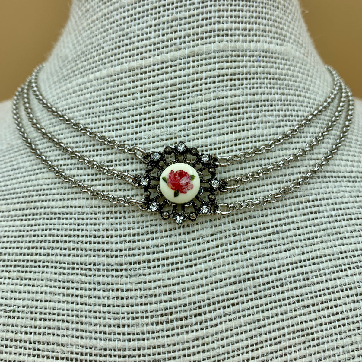 Collier „Fabienne“, dreireihige Kette mit Blumeneinlage und Swarovski®-Kristallen