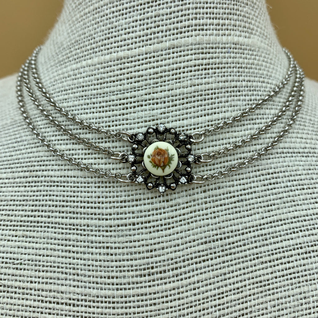 Collier „Fabienne“, dreireihige Kette mit Blumeneinlage und Swarovski®-Kristallen
