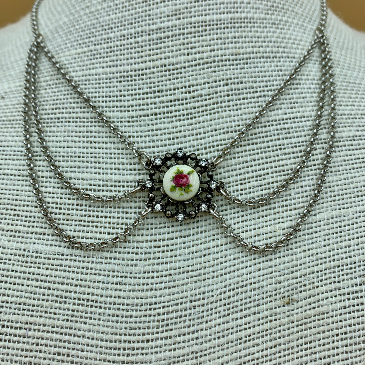 Dreireihiges Collier „Tanja“ mit Blumeneinlage und Swarovski®-Kristallen