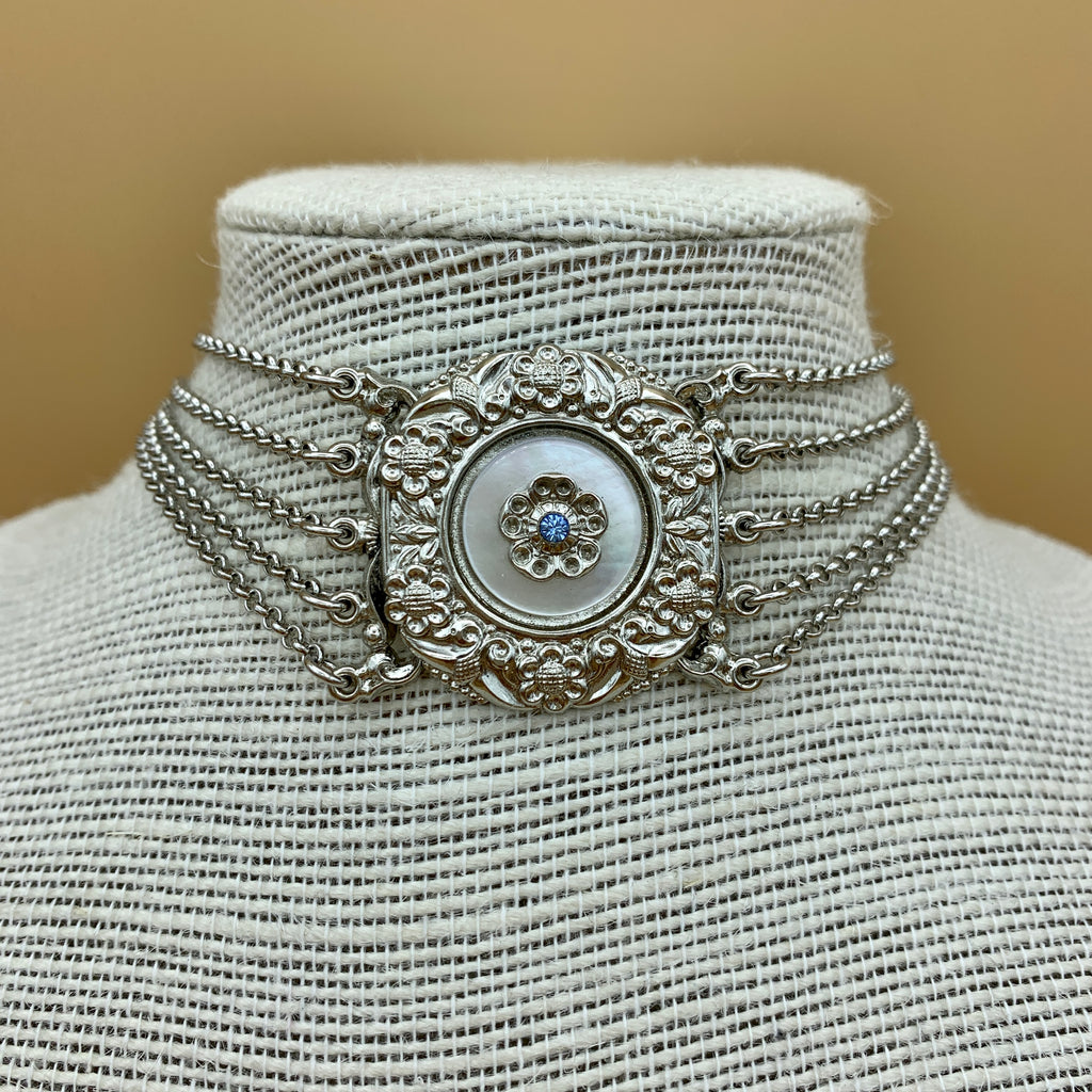 Kropfkette „Anne“ mit fünf Strängen und Mittelteil aus Perlmutt mit blauem Stein