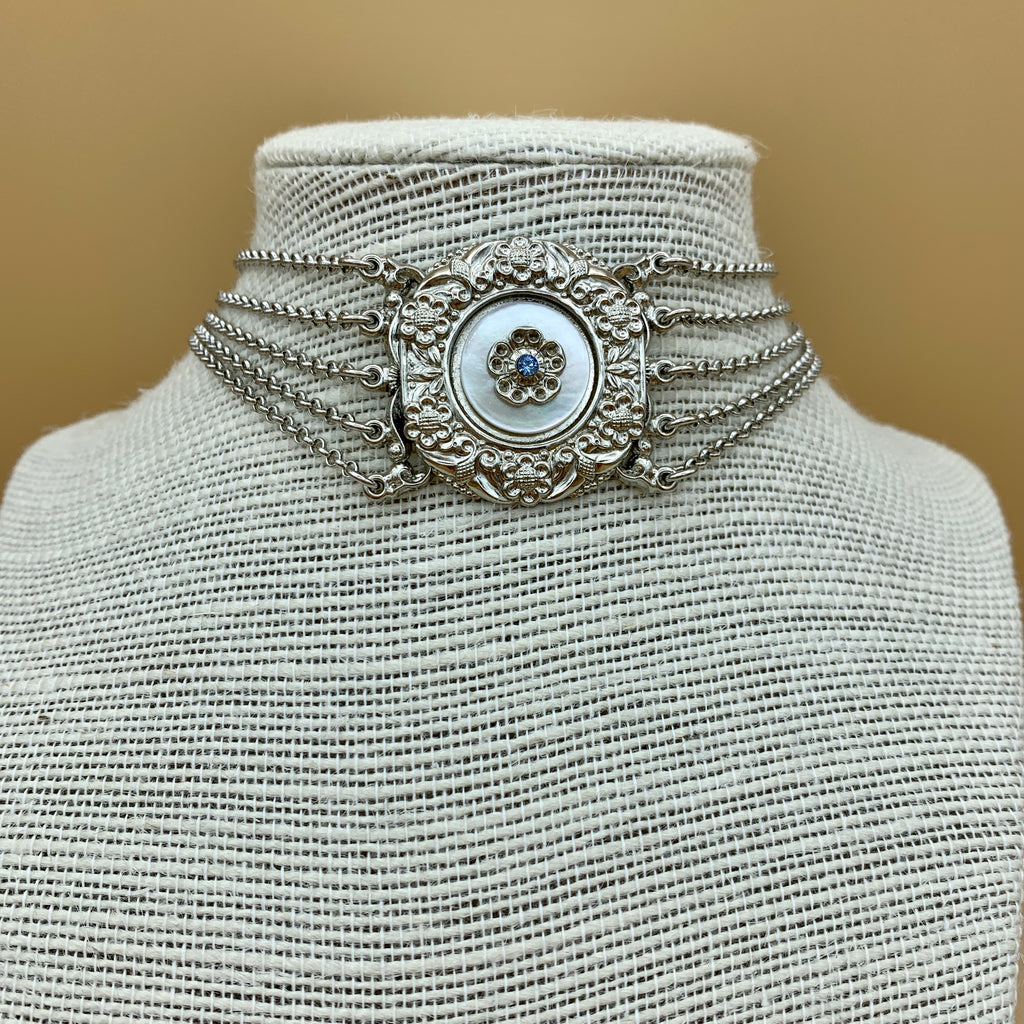 Kropfkette „Anne“ mit fünf Strängen und Mittelteil aus Perlmutt mit blauem Stein