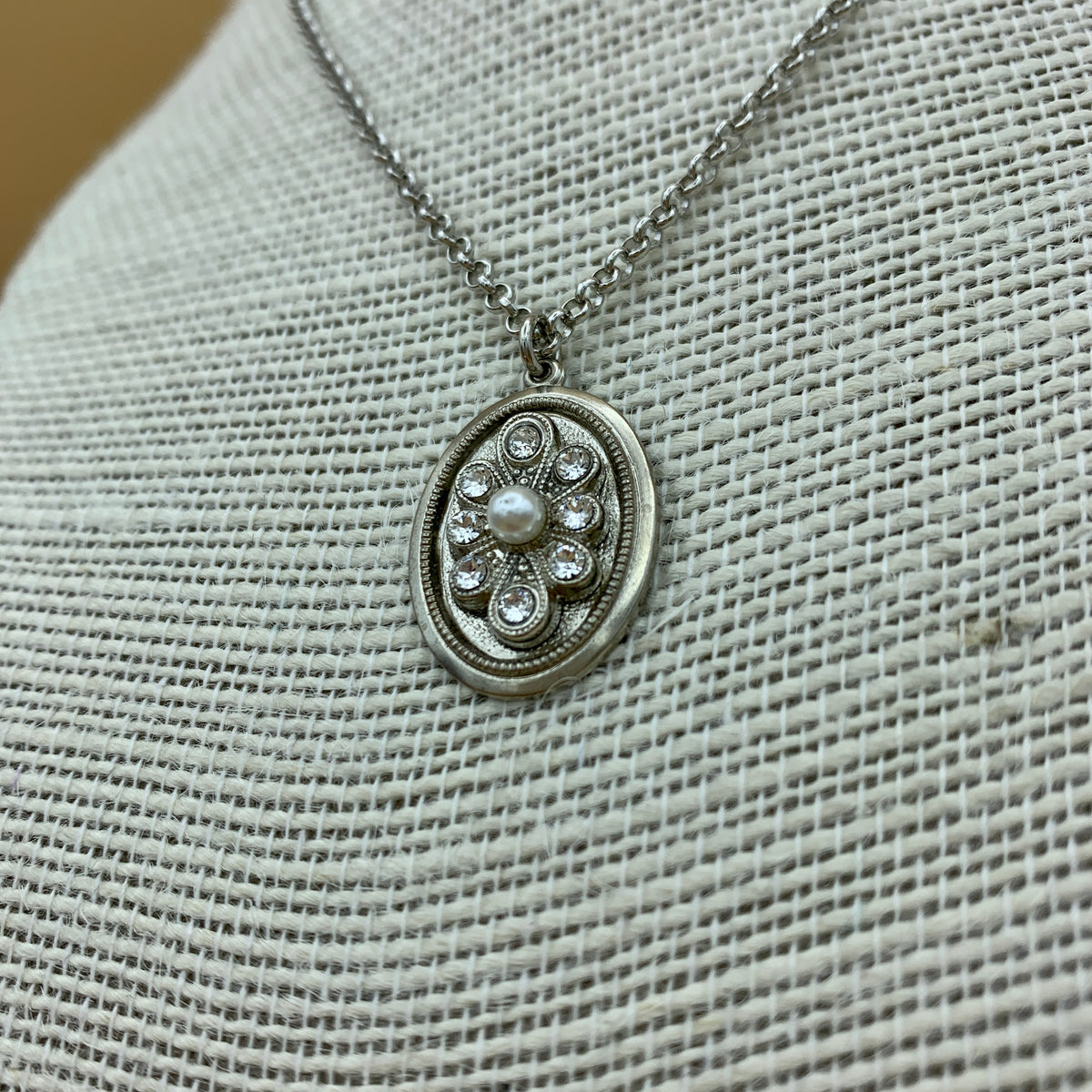 Halskette „Anne“ mit Anhängern aus Swarovski®-Steinen und Perlen