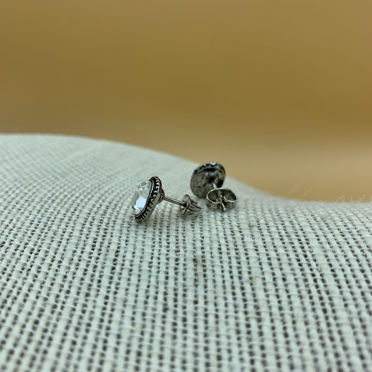 Ohrstecker „Anne“ mit ovalem Swarovski®-Kristall und altsilbernem Rand