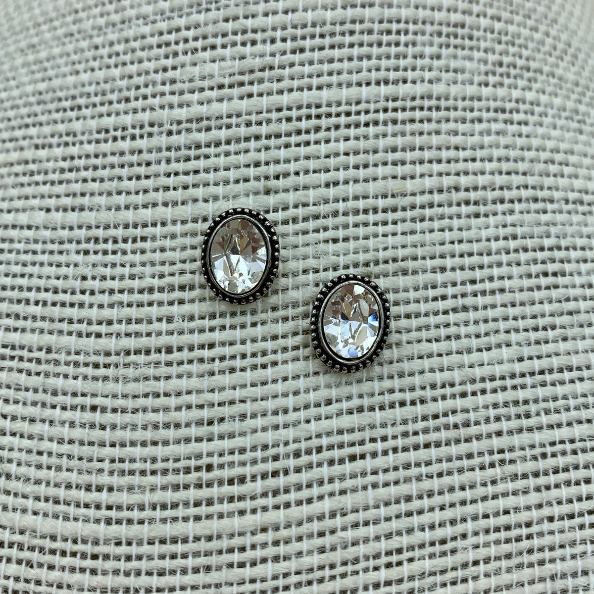 Ohrstecker „Anne“ mit ovalem Swarovski®-Kristall und altsilbernem Rand