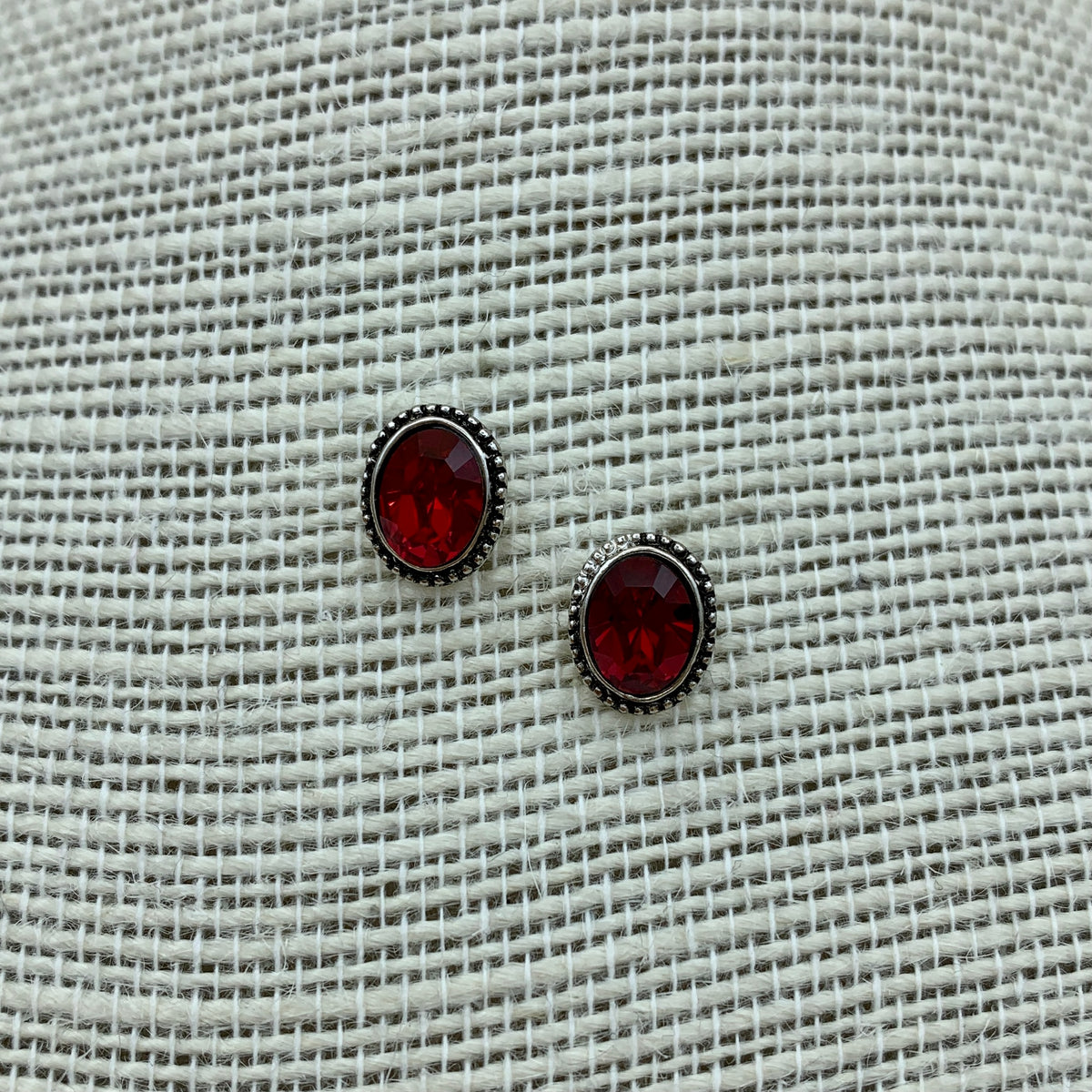 Ohrstecker „Anne“ mit ovalem Swarovski®-Kristall und altsilbernem Rand