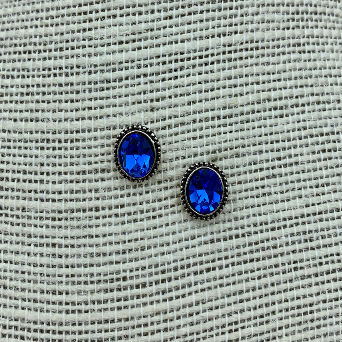 Ohrstecker „Anne“ mit ovalem Swarovski®-Kristall und altsilbernem Rand