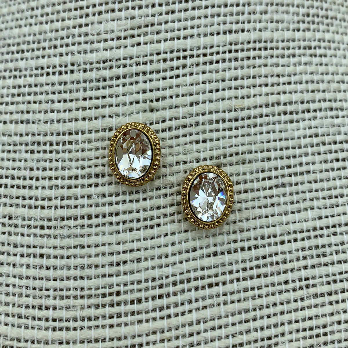 Ovale goldene Ohrstecker „Anne“ mit Swarovski®-Kristall und filigranem Rand