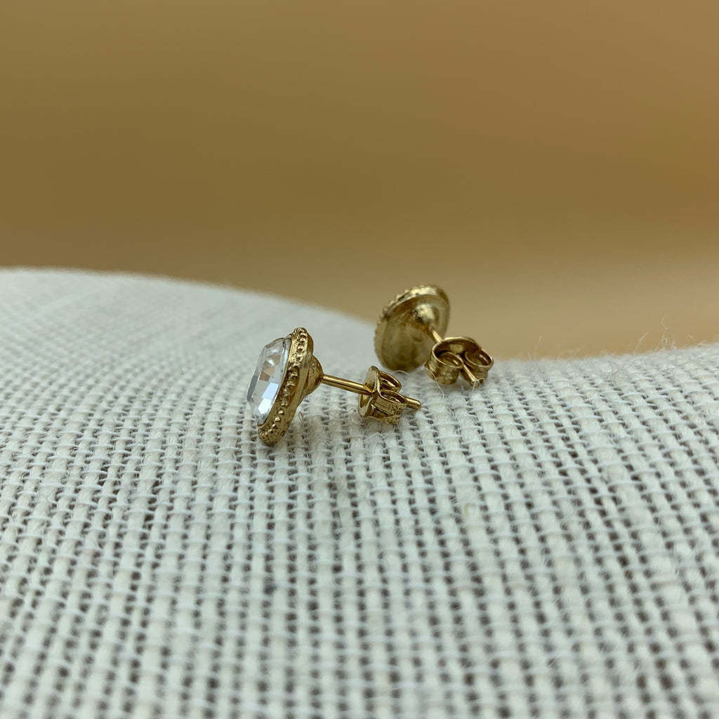 Ovale goldene Ohrstecker „Anne“ mit Swarovski®-Kristall und filigranem Rand