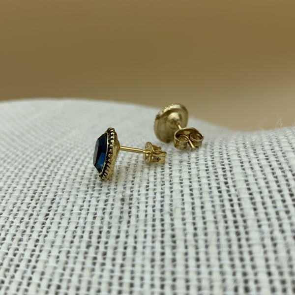 Ovale goldene Ohrstecker „Anne“ mit Swarovski®-Kristall und filigranem Rand