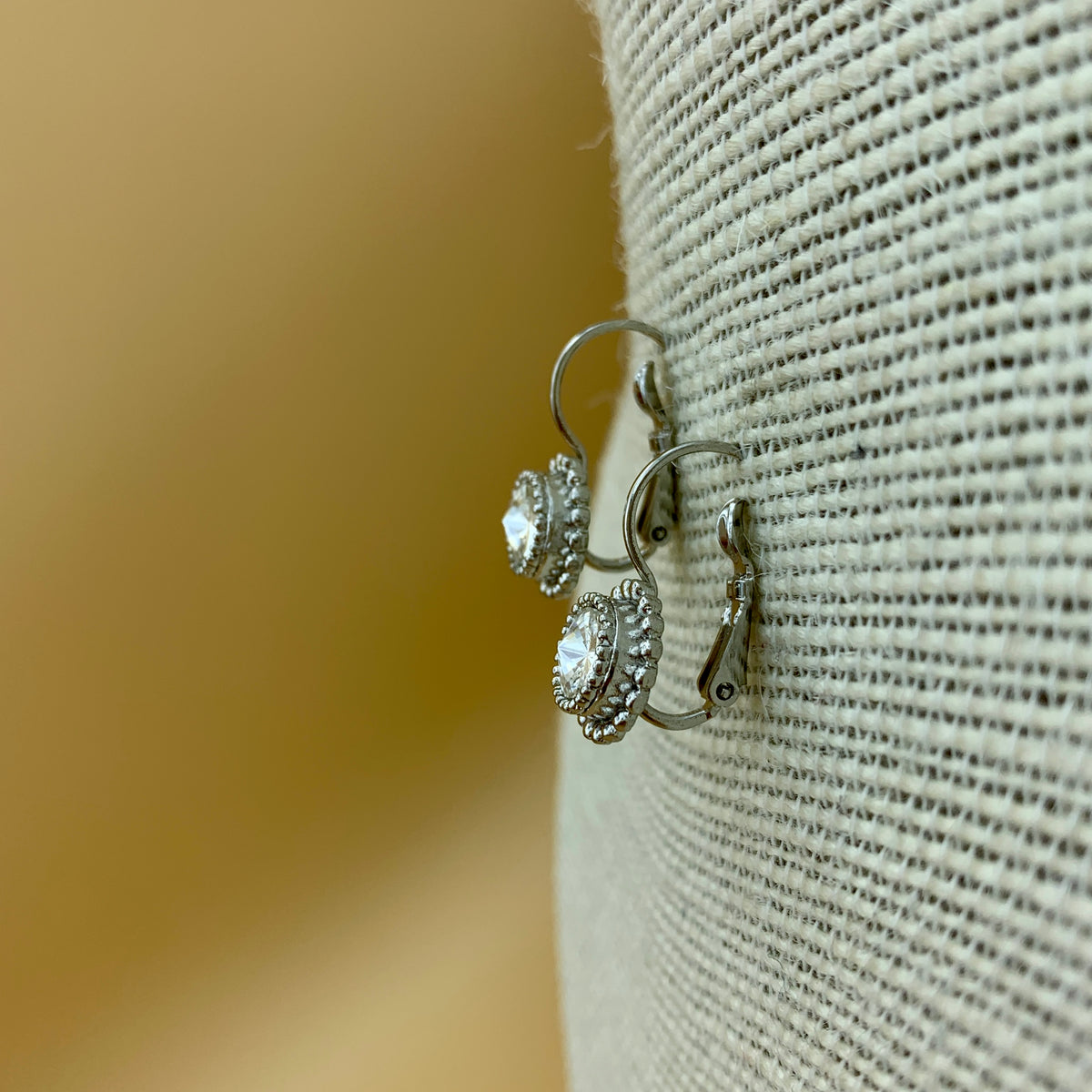 Ohrringe „Maria“ mit rundem, filigran gefasstem Swarovski®-Kristall