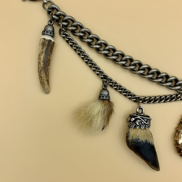 Charivari „Maximilian“, zweireihige Kette mit acht Trophäen wie Sauzahn, Gamsbart und Hornrose