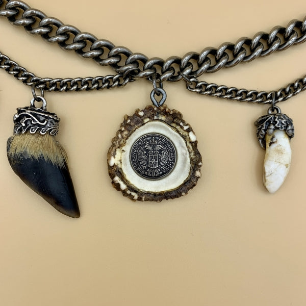 Charivari „Maximilian“, zweireihige Kette mit acht Trophäen wie Sauzahn, Gamsbart und Hornrose